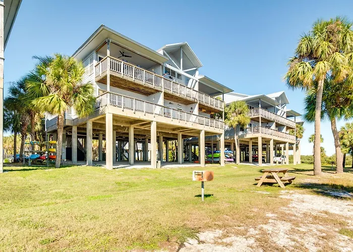 Cedar Key Condo W/ Balcony & Gulf Views!