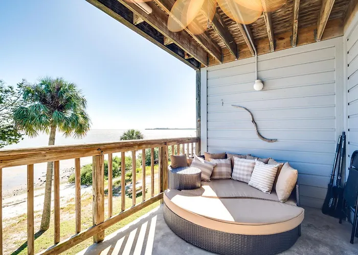 Cedar Key Condo W/ Balcony & Gulf Views!